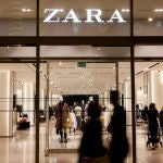 No es de Zara, pero podría serlo… la sudadera que está arrasando por menos de 15 euros