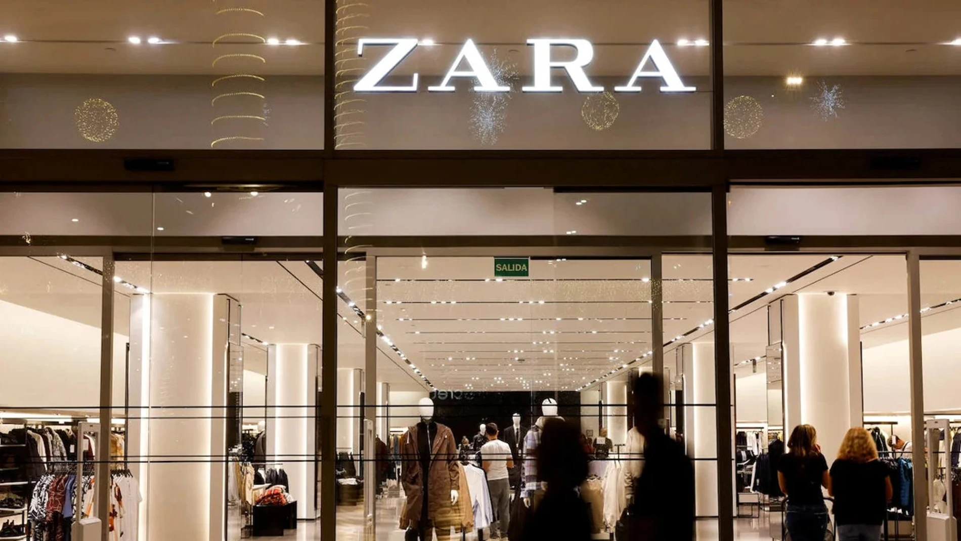 No es de Zara, pero podría serlo… la sudadera que está arrasando por menos de 15 euros