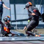 Joan Cardona y Nicole Van der Velden celebran el título ganado por España en la última temporada de SailGP