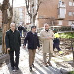 Álvaro González, acompañado del concejal de Moratalaz, Nacho Pezuela, en las obras de regeneración urbana de este distrito