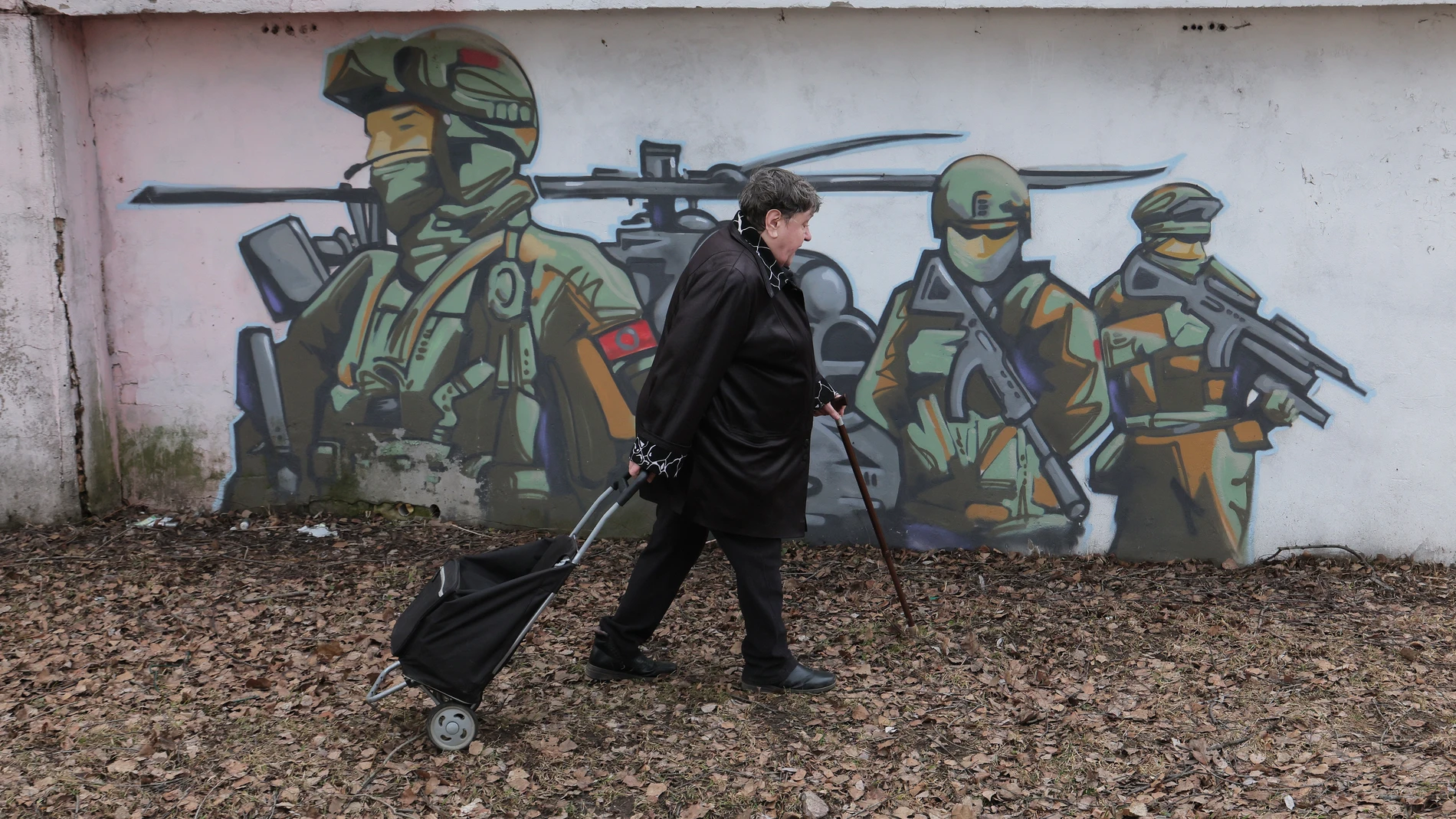 PAVLOVSKY POSAD (Russian Federation), 14/03/2025.- A woman walks in front of a graffiti showing Russian soldiers, created by Russian street artist Ivan Pimkin in support of the Russian Armed Forces, in the town of Pavlovsky Posad, Moscow region, Russia, 14 March 2025. (Rusia, Ucrania, Moscú) EFE/EPA/MAXIM SHIPENKOV
