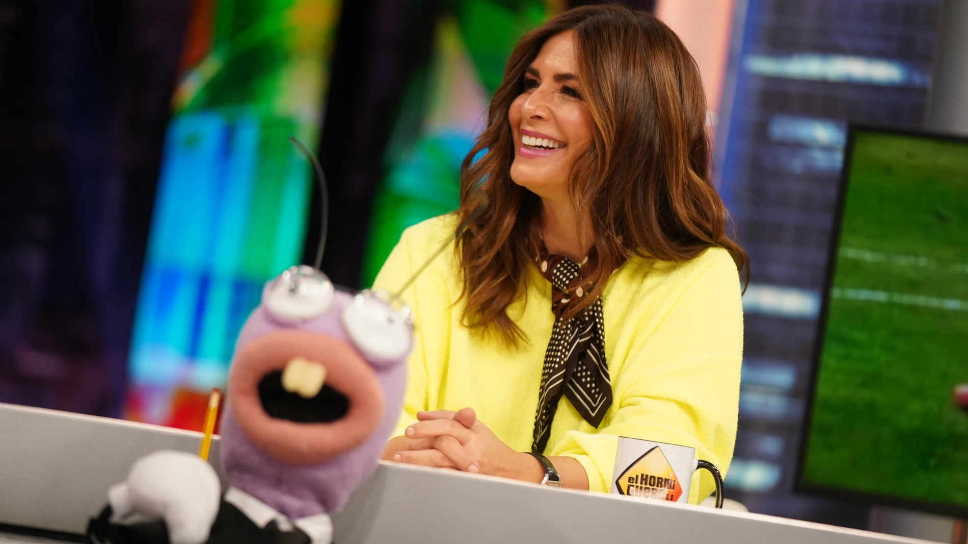 Nuria Roca con pañuelo al cuello.
