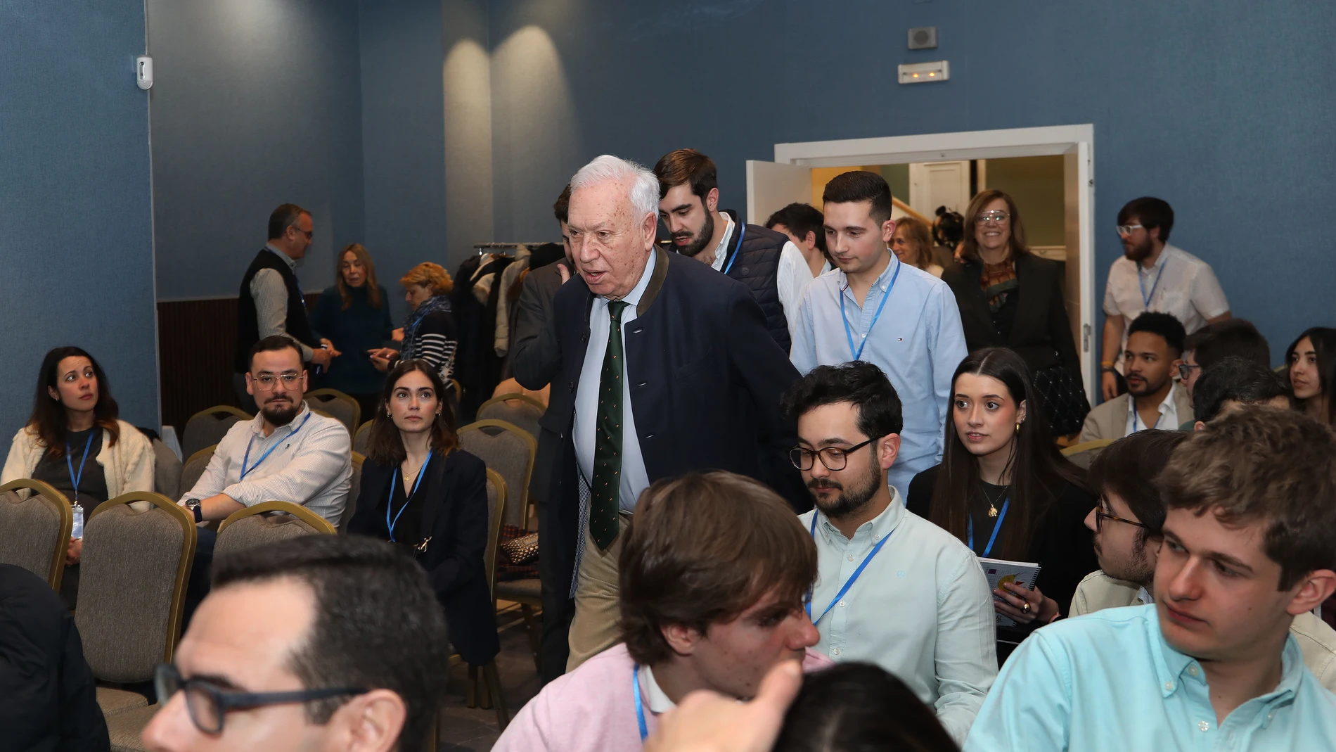 José Manuel García Margallo llega a la Escuela de Formación de NNGG en Palencia junto a Armisén y Alonso Nieto