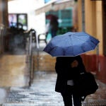Una persona se protege de la lluvia en Málaga el pasado jueves