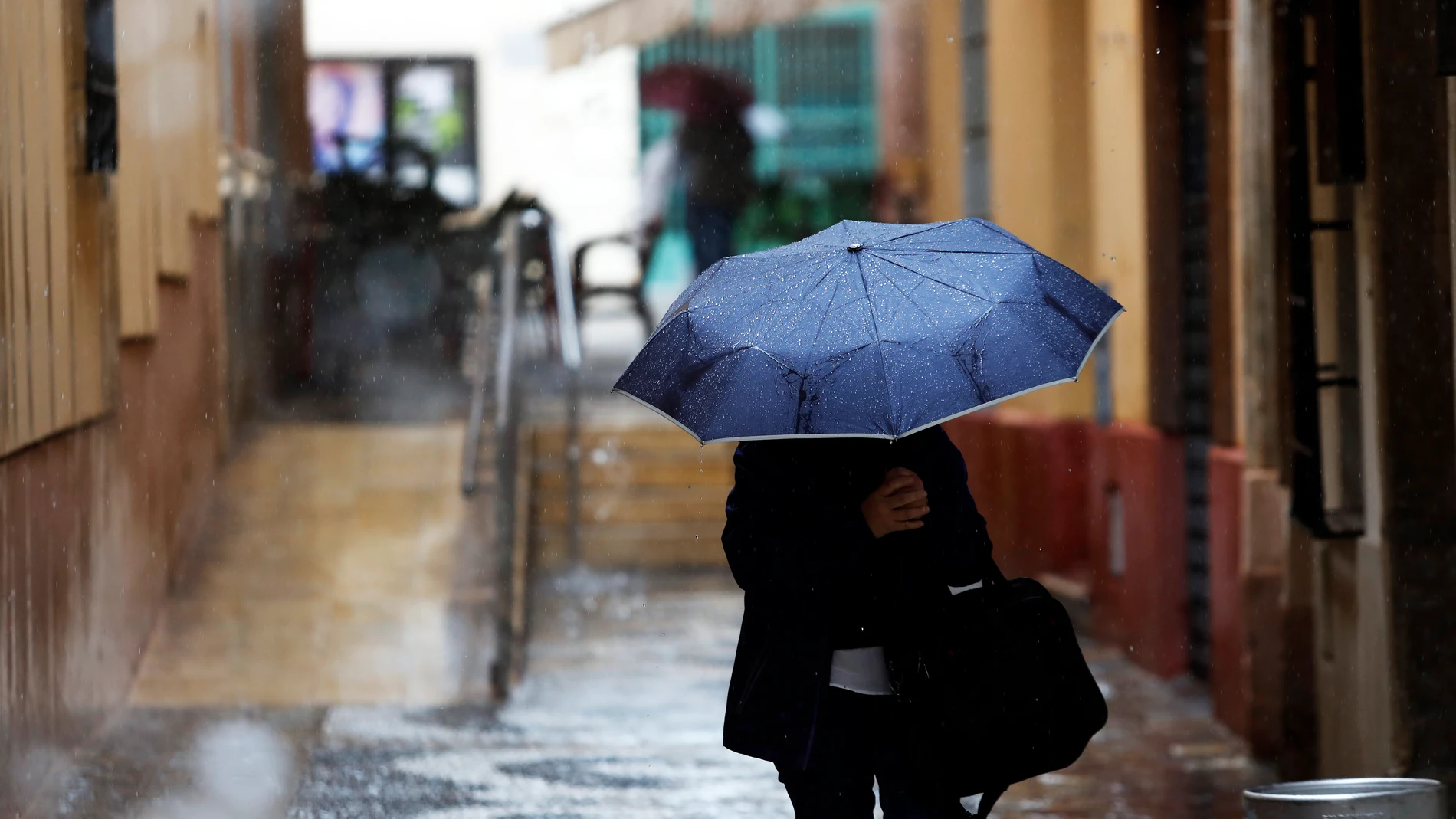 Una persona se protege de la lluvia en Málaga el pasado jueves