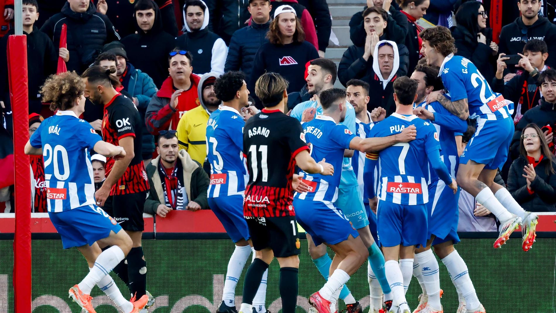 PALMA DE MALLORCA, 15/03/2025.- Los jugadores del Espanyol celebran su primer gol durante el partido de LaLiga entre el Mallorca y el Espanyol, este sábado en el estadio de Son Moix. EFE/ Cati Cladera