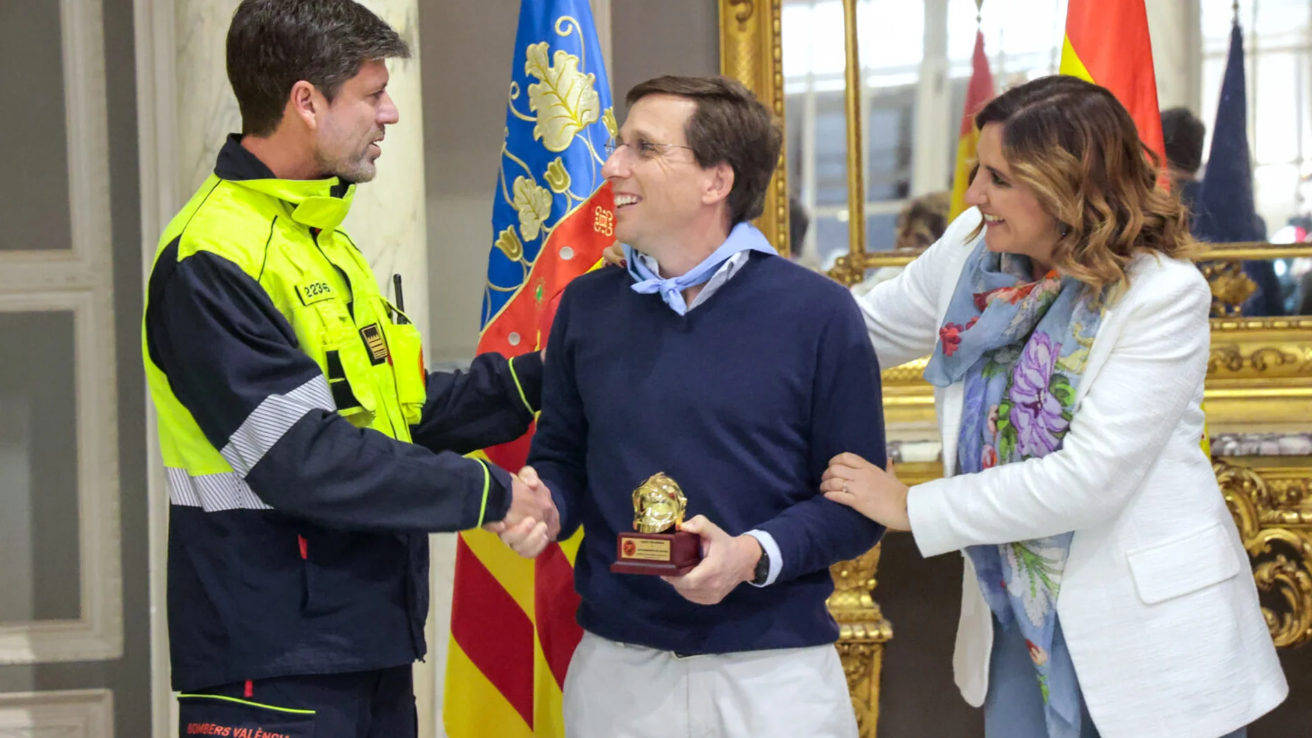 Almeida recibe el Casco de Honor de los Bomberos de Valencia por los servicios de Madrid tras la Dana