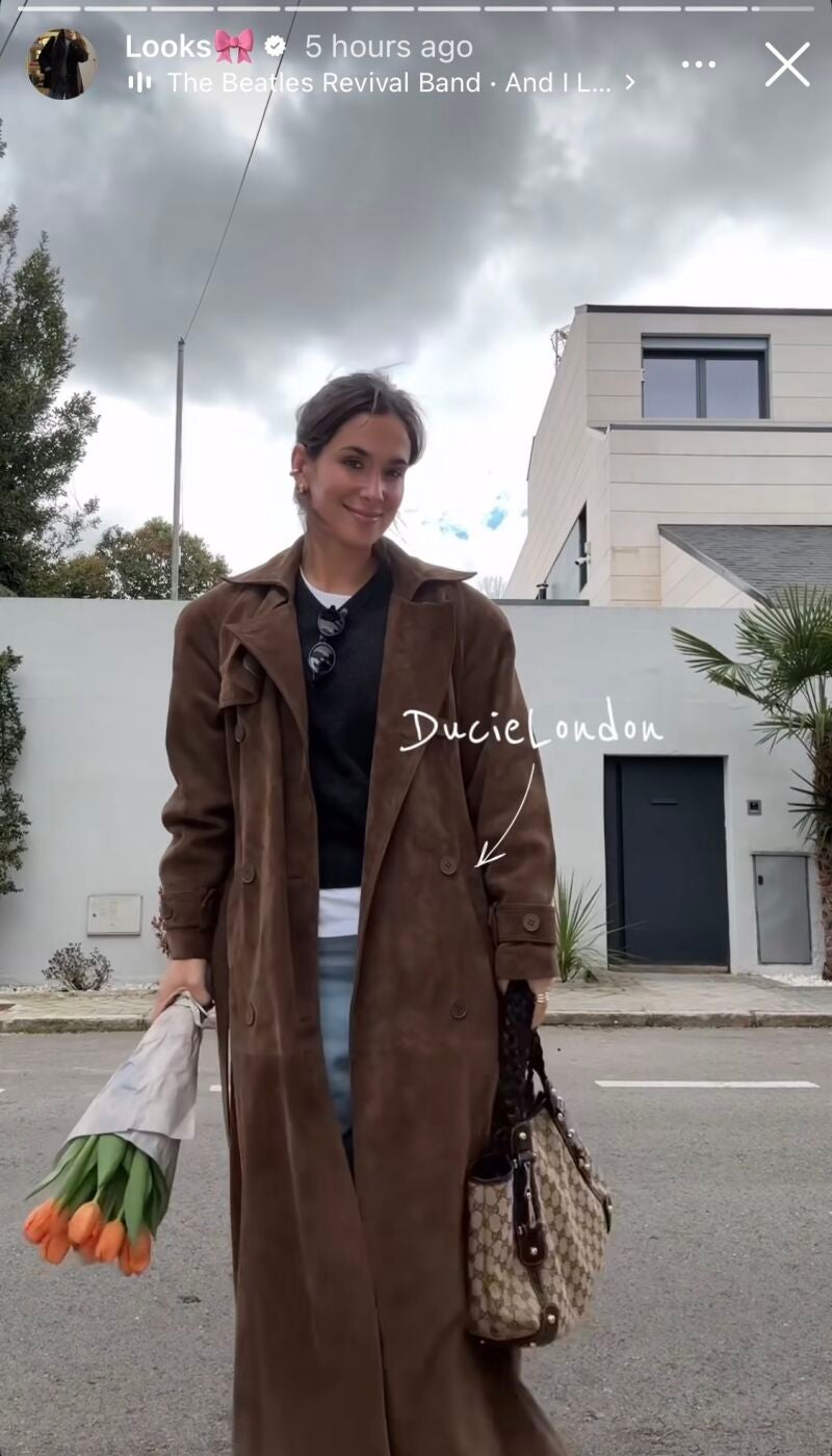 María Pombo con gabardina de ante.