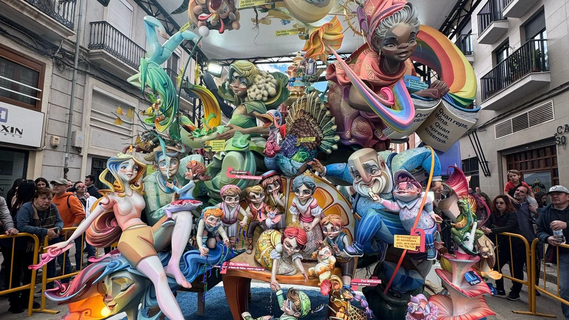 Convento Jerusalén conquista al jurado y se alza con el primer premio Infantil de las Fallas de Valencia 2025