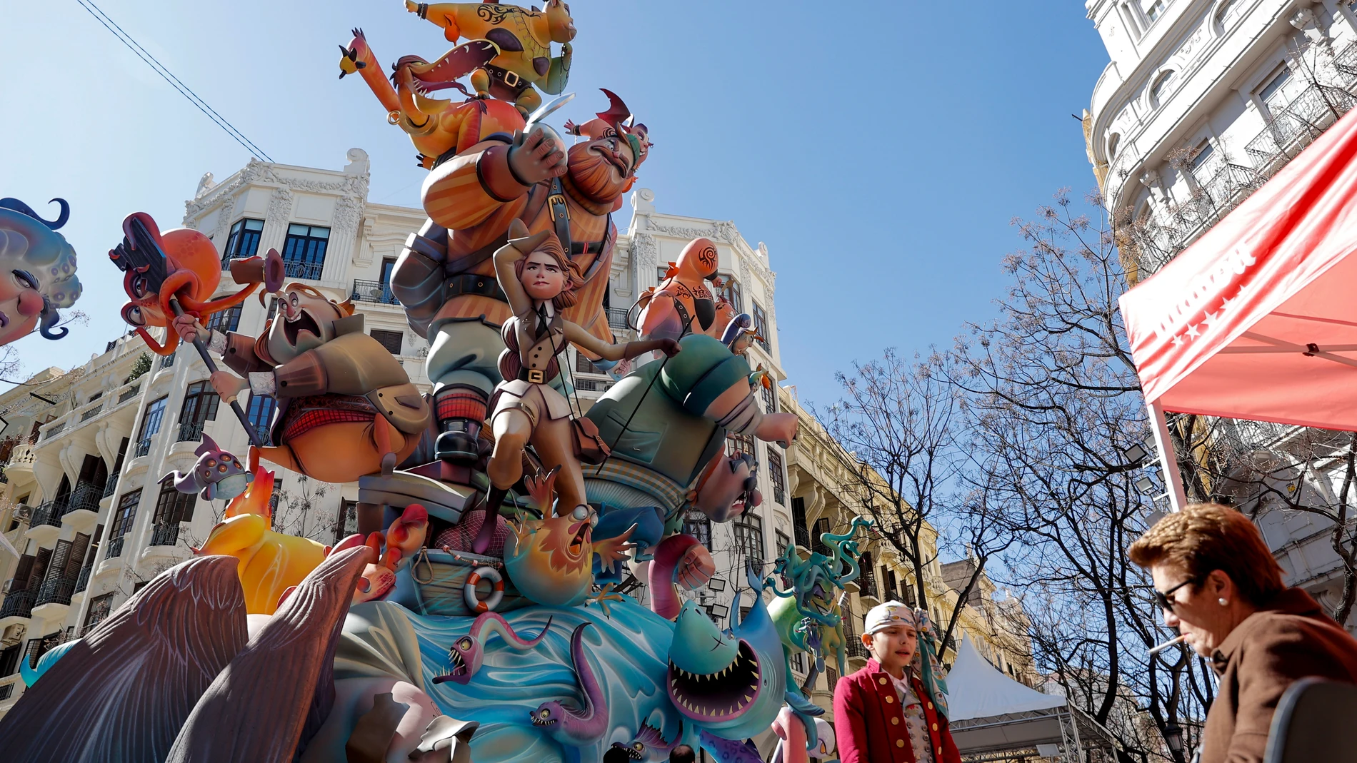 VALENCIA, 15/03/2025.- Las cerca de 380 fallas infantiles repartidas por toda València lucen ya con todo su universo de imaginación, juegos y deseos para un mundo mejor en una ciudad inmersa ya en sus días grandes de la fiesta, marcada este año por el tiempo inestable y el recuerdo de la dana y que este sábado conocerá qué ninot "grande", gracias a la votación popular, se salvará del fuego en la Cremà del próximo miércoles. EFE/Manuel Bruque
