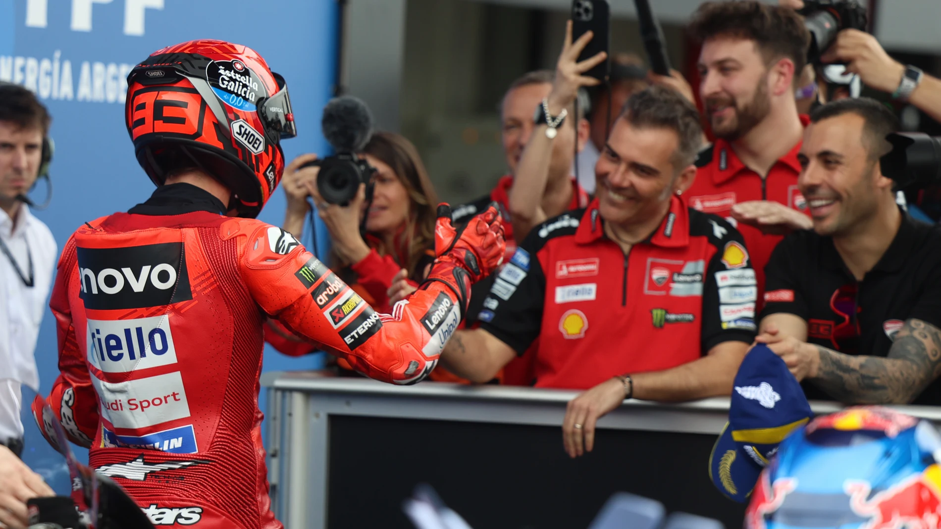 AMDEP3569. SANTIAGO DEL ESTERO (ARGENTINA), 15/03/2025.- El español Marc Márquez, del equipo BK8 Gresini Racing MotoGP, celebra al ganar la primera posición en la clasificación del Gran Premio de Argentina de MotoGP 2025 este sábado, en el Circuito de Termas de Rio Hondo en Santiago del Estero (Argentina). EFE/ Juan Ignacio Roncoroni