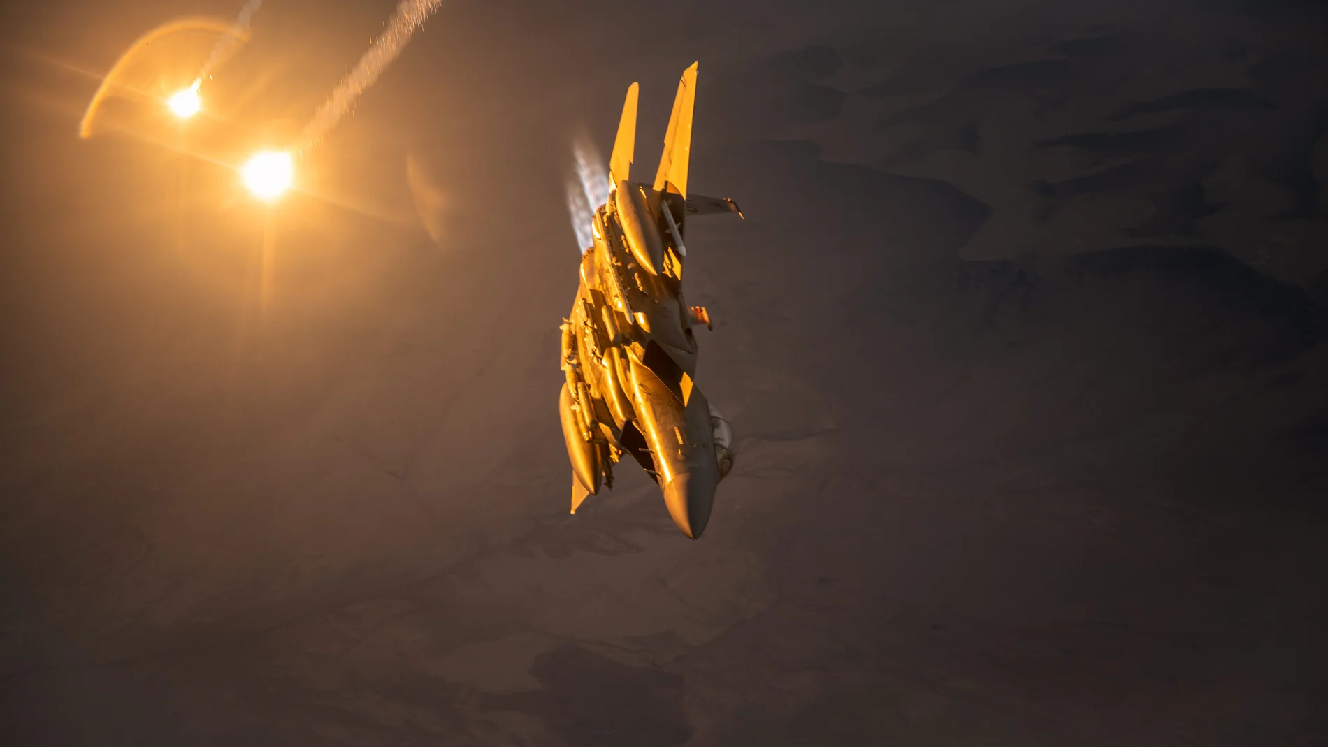 (Foto de ARCHIVO) December 26, 2024, Undisclosed, CENTCOM: A U.S Air Force F-15E Strike Eagle fighter aircraft, fires anti-missile flares during a sortie as part of Operation Prosperity Guardian, December 26, 2024 over the U.S. Central Command area of responsibility. Europa Press/Contacto/Sra Zackary Willis/U.S Air 26/12/2024 ONLY FOR USE IN SPAIN