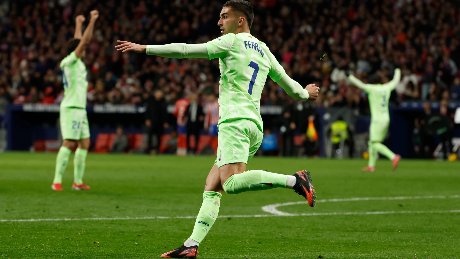 MADRID, 16/03/2025.- El delantero del FC Barcelona, Ferrán Torres, celebra el segundo gol de su equipo durante el encuentro correspondiente a la jornada 28 de Laliga EA Sports que disputan hoy domingo Atlético de Madrid y FC Barcelona en el estadio Metropolitano, en Madrid. EFE / J.J.Guillen