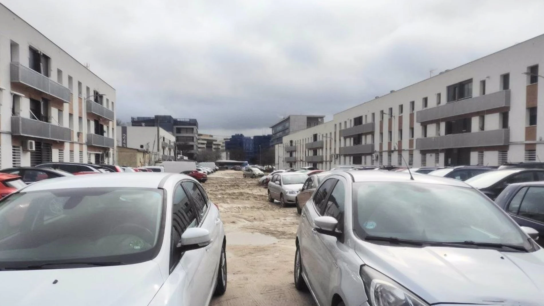 Vecinos del barrio Aeropuerto reclaman el SER ante "el colapso" de vehículos de trabajadores en la zona