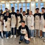 Equipo de trabajadores y alumnos en formación en el Mercado de San Cristóbal