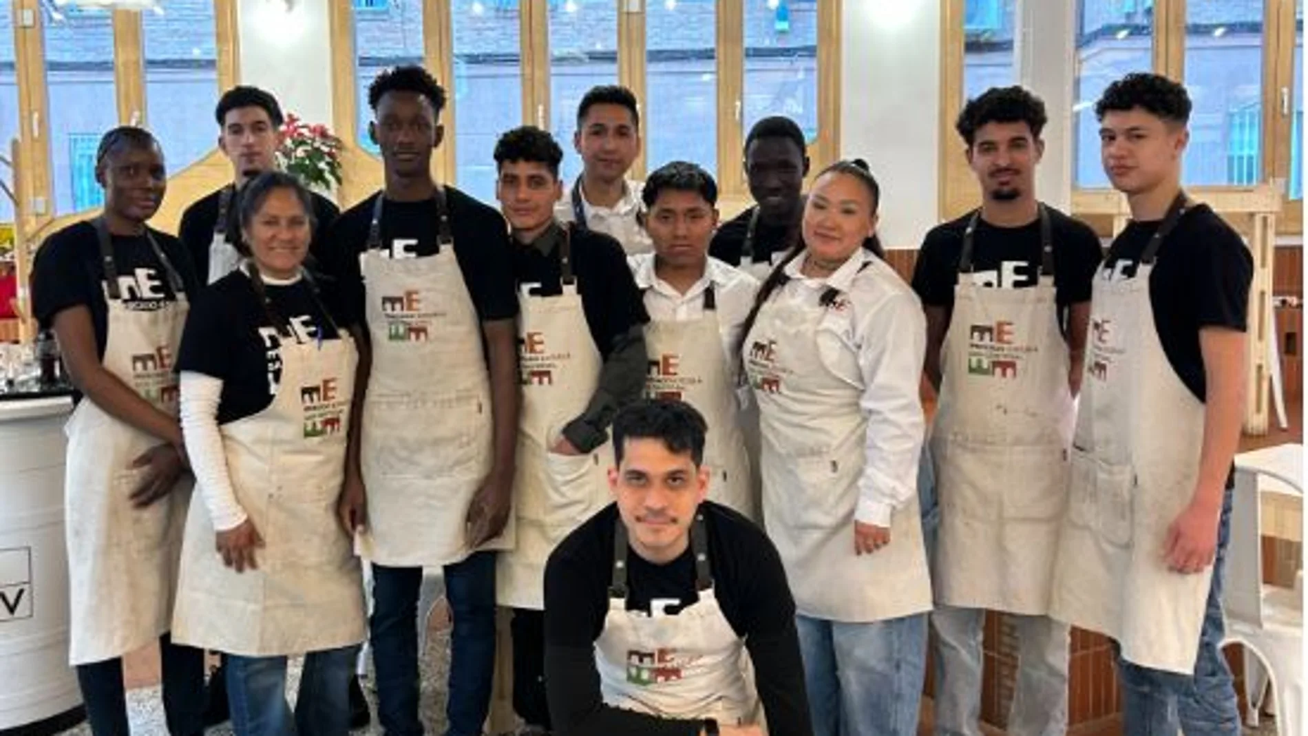 Equipo de trabajadores y alumnos en formación en el Mercado de San Cristóbal