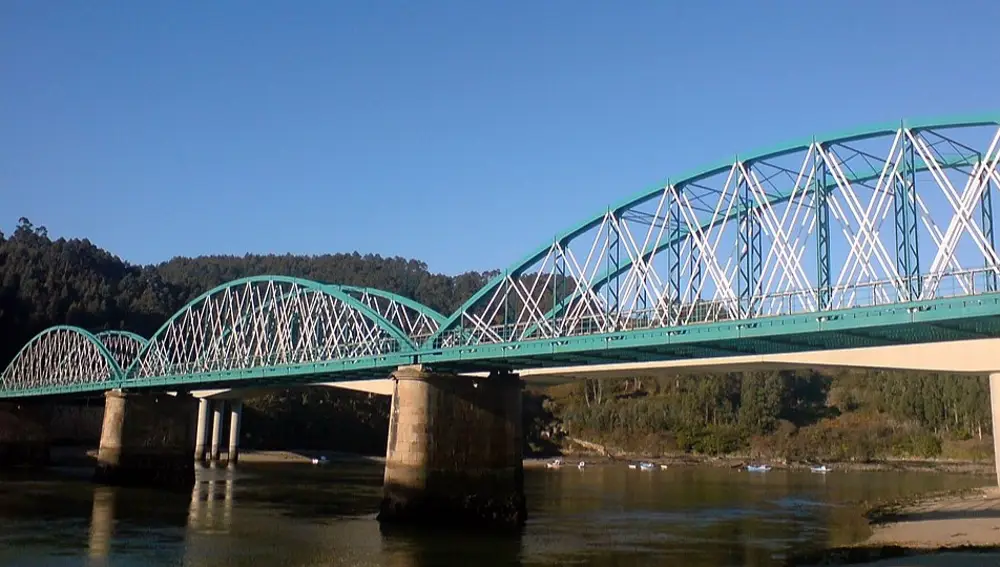 Puente de O Barqueiro con el de la carretera provincial detrás.