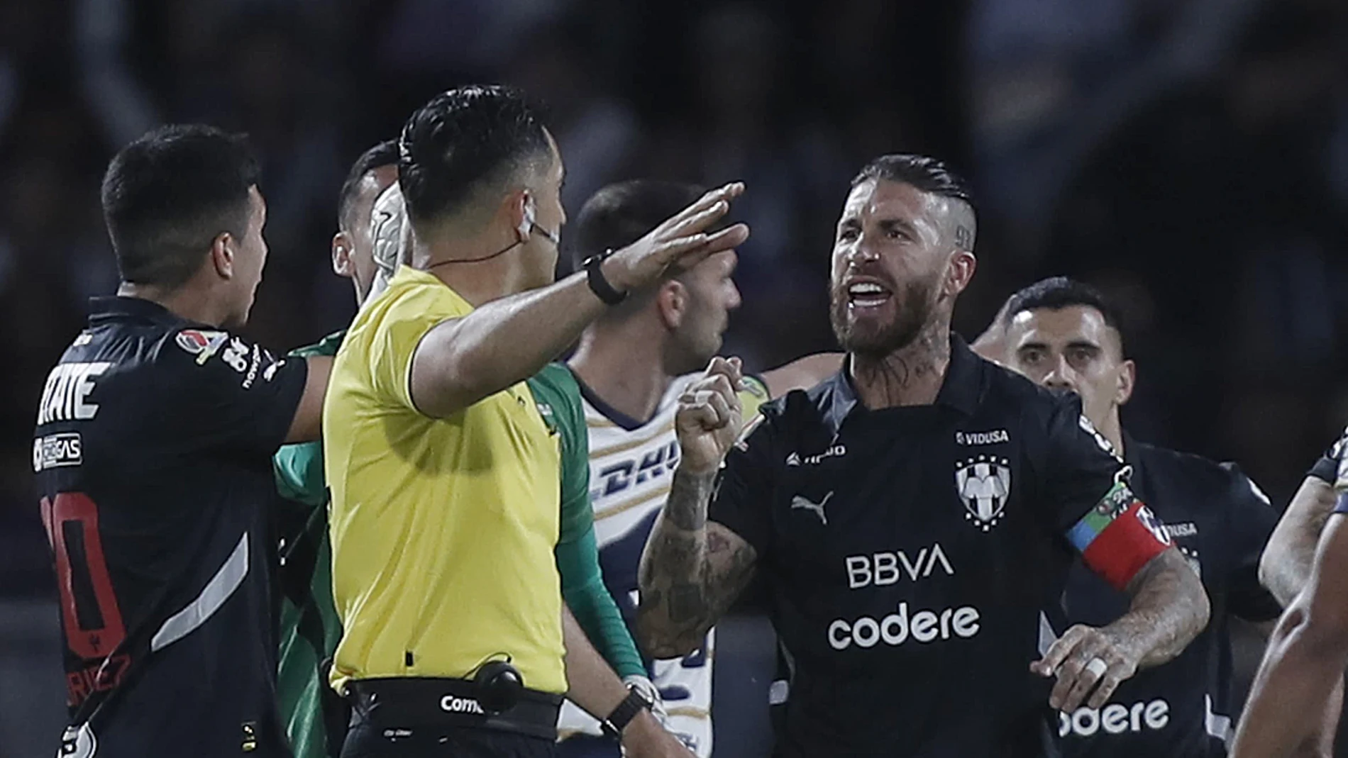 MEX6639. CIUDAD DE MÉXICO (MÉXICO), 16/03/2025.- Sergio Ramos (d) de Monterrey reclama al árbitro central Ismael Rosario López (i) este domingo, por un partido de la jornada 12 del Torneo Clausura 2025 de la Liga MX en el Estadio Olímpico Universitario en Ciudad de México (México). EFE/ Isaac Esquivel