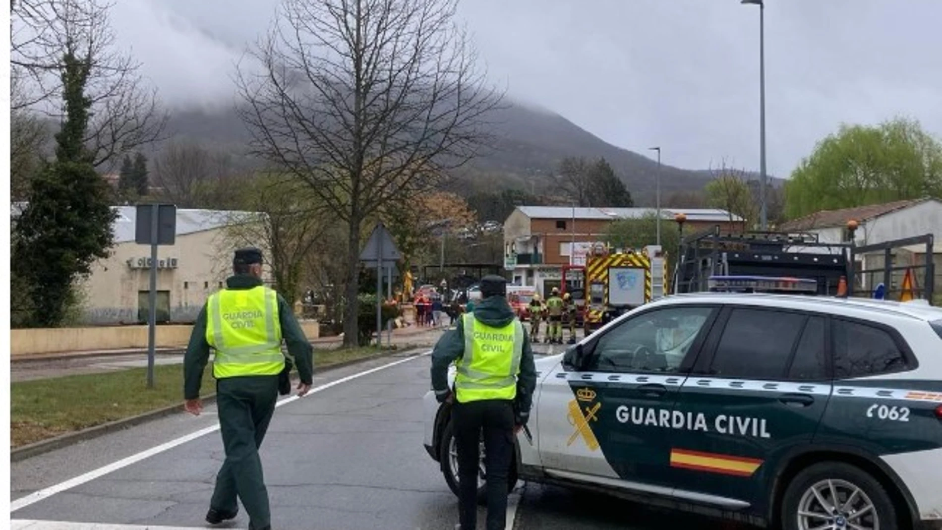 Una patrulla de la Guardia Civil corta una carretera