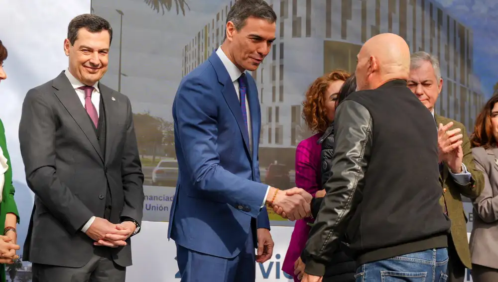 El presidente de la Junta de Andalucía, Juanma Moreno, y del Gobierno, Pedro Sánchez, este lunes en Sevilla en la entrega de llaves simbólicas a los propietarios de 218 viviendas asequibles