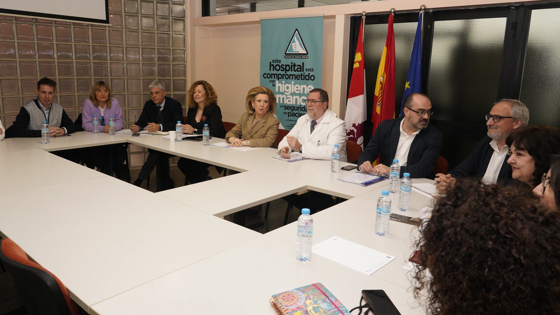 La gerente regional de Salud, Violeta Martínez (5I), preside la primera reunión de la Comisión de seguimiento del Plan de Garantía Asistencial para El Bierzo junto al gerente de Asistencia Sanitaria del Bierzo, Juan Ortiz de Saracho; y el alcalde de Ponferrada, Marco Morala, entre otros