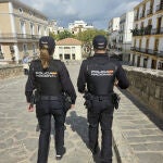 Dos agentes patrullan por el centro de la ciudad de Ibiza, donde se han cometido los dos robos