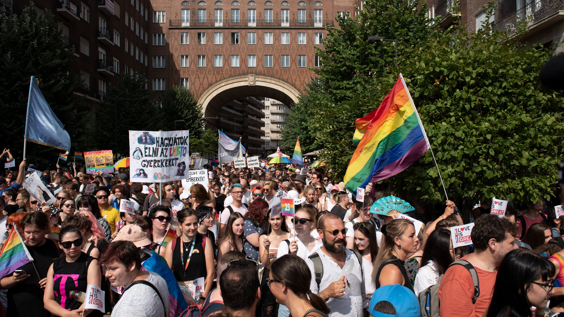 (Foto de ARCHIVO)July 24, 2021, Budapest, Warsaw, Hungary: People take part in the annual Budapest Pride parade on July 24, 2021 in Budapest, Hungary. Thousands of people took part in the annual pride parade in Budapest. This year marks its 26th edition and it took place under the slogan ''Claim your future back!", and as stated by the organiser of the Pride march, the event is an attempt to react to the anxiety and apathy in society, the legal and social inequality in which the LGBTIQ comm...