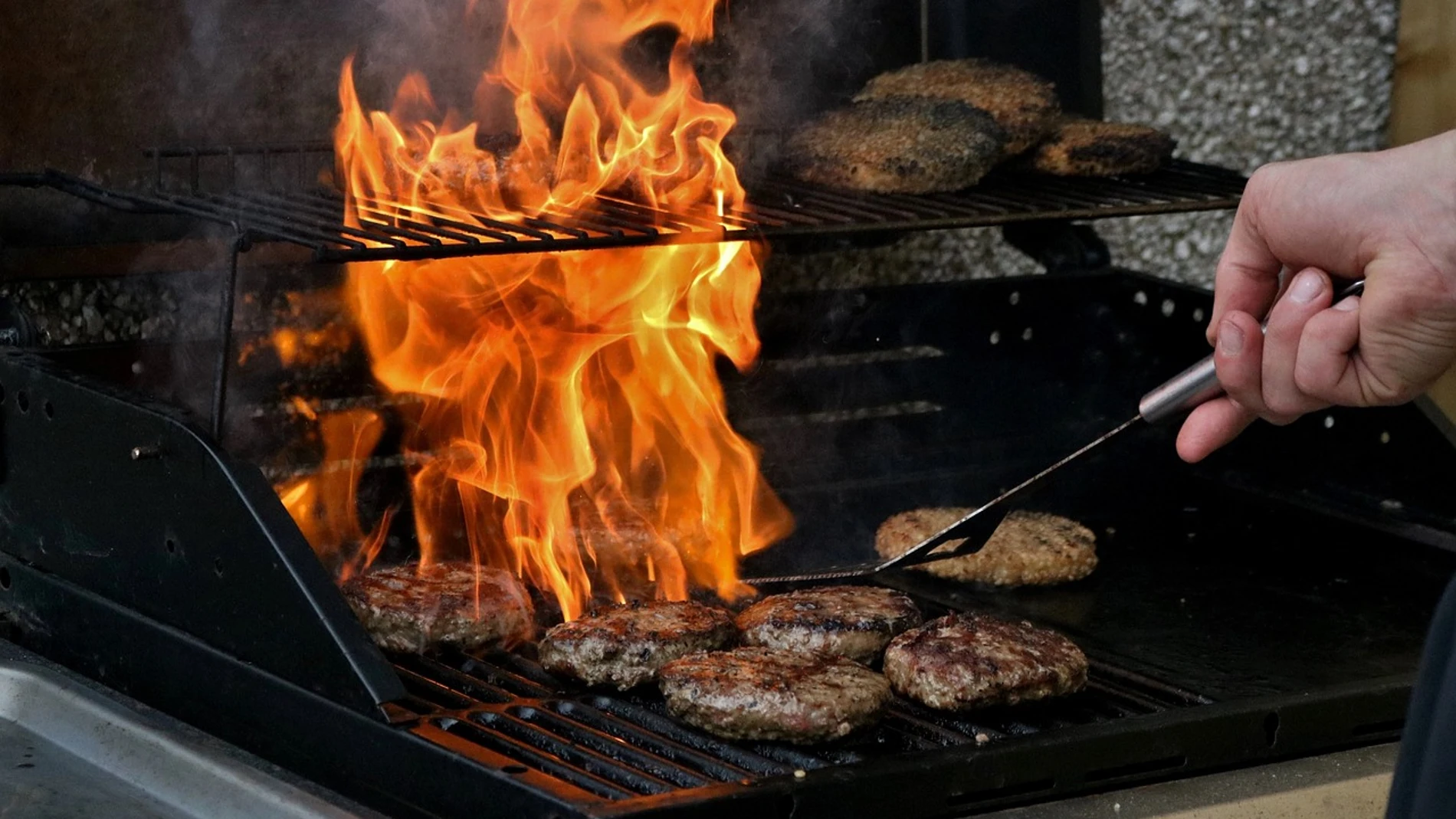La regla para cocinar hamburguesas y que queden en su punto