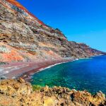 Descubre la playa española que te transporta a Marte con su arena roja