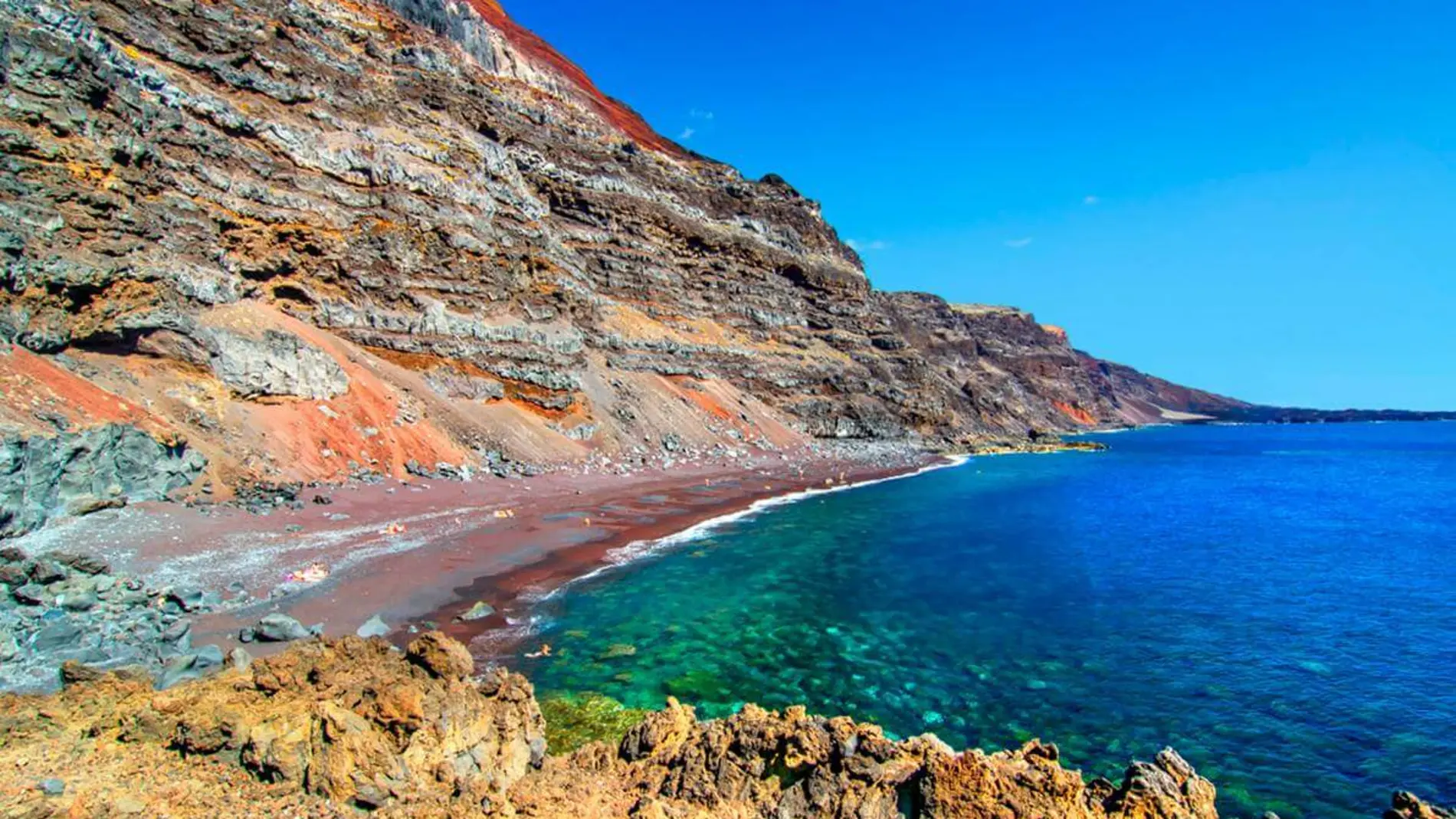 Descubre la playa española que te transporta a Marte con su arena roja