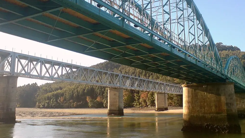 Puente de O Barqueiro con el del tren al fondo.