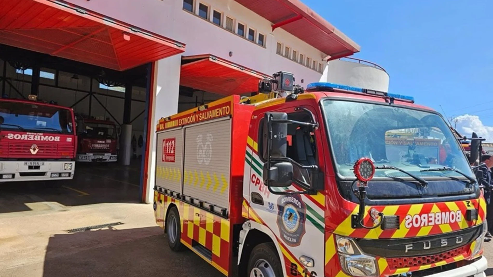 Bomberos evacuan a vecinos de Gibraleón (Huelva) ante la crecida del río Odiel