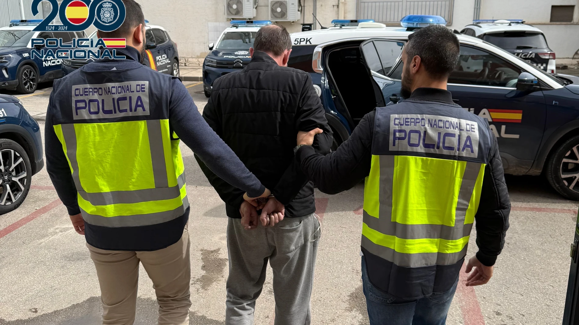 El detenido es custodiado por dos agentes de la Policía Nacional REMITIDA / HANDOUT por POLICÍA NACIONAL Fotografía remitida a medios de comunicación exclusivamente para ilustrar la noticia a la que hace referencia la imagen, y citando la procedencia de la imagen en la firma 17/03/2025