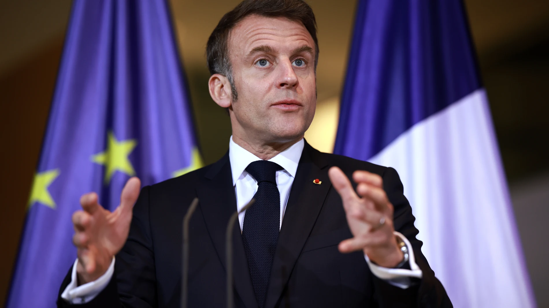 Berlin (Germany), 18/03/2025.- French President Emmanuel Macron gestures during a press conference at the Chancellery in Berlin, Germany, 18 March 2025. German Chancellor Olaf Scholz and French President Emmanuel Macron met for bilateral talks. (Francia, Alemania) EFE/EPA/CLEMENS BILAN