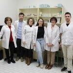 El Grupo de Farmacología Cardiovascular, que coordina Mónica García Domingo, ha demostrado que el sistema serotonérgico contribuye de manera diferente en ratas hembras y machos a la hora de regular la función vascular, lo que facilitará estrategias farmacológicas diferenciales según el sexo en patologías cardiovasculares con marcada hiperactividad simpática, como la hipertensión arterial, la diabetes o el síndrome metabólico