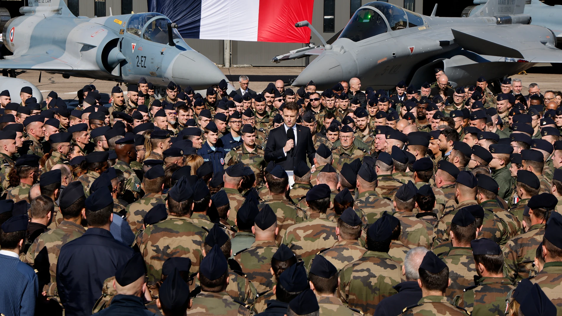 Saint-Sauveur (France), 18/03/2025.- France's President Emmanuel Macron delivers a speech in front of a Dassault Rafale (R) and a Dassault Mirage 2000 (L) fighter aircrafts during his visit to the Luxeuil-Saint-Sauveur Air Base in Saint-Sauveur, north-eastern France, 18 March 2025. (Francia) EFE/EPA/LUDOVIC MARIN / POOL MAXPPP OUT