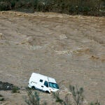 Una furgoneta es arrastrada por el río Campanillas a su paso por Almogía, en la estación de Gobernantes