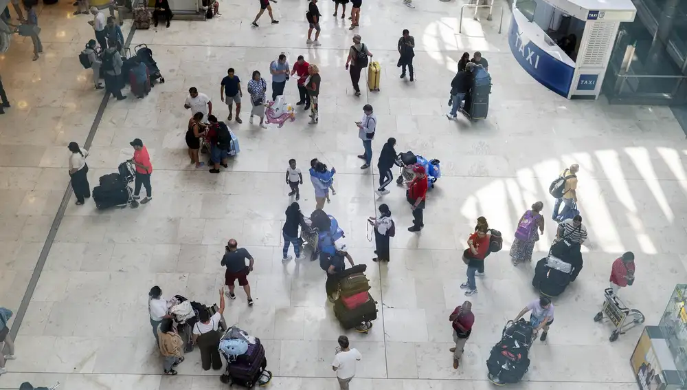 Economía/Turismo.- Los pasajeros aéreos internacionales alcanzan los 6,7 millones en febrero, un 6,4% más