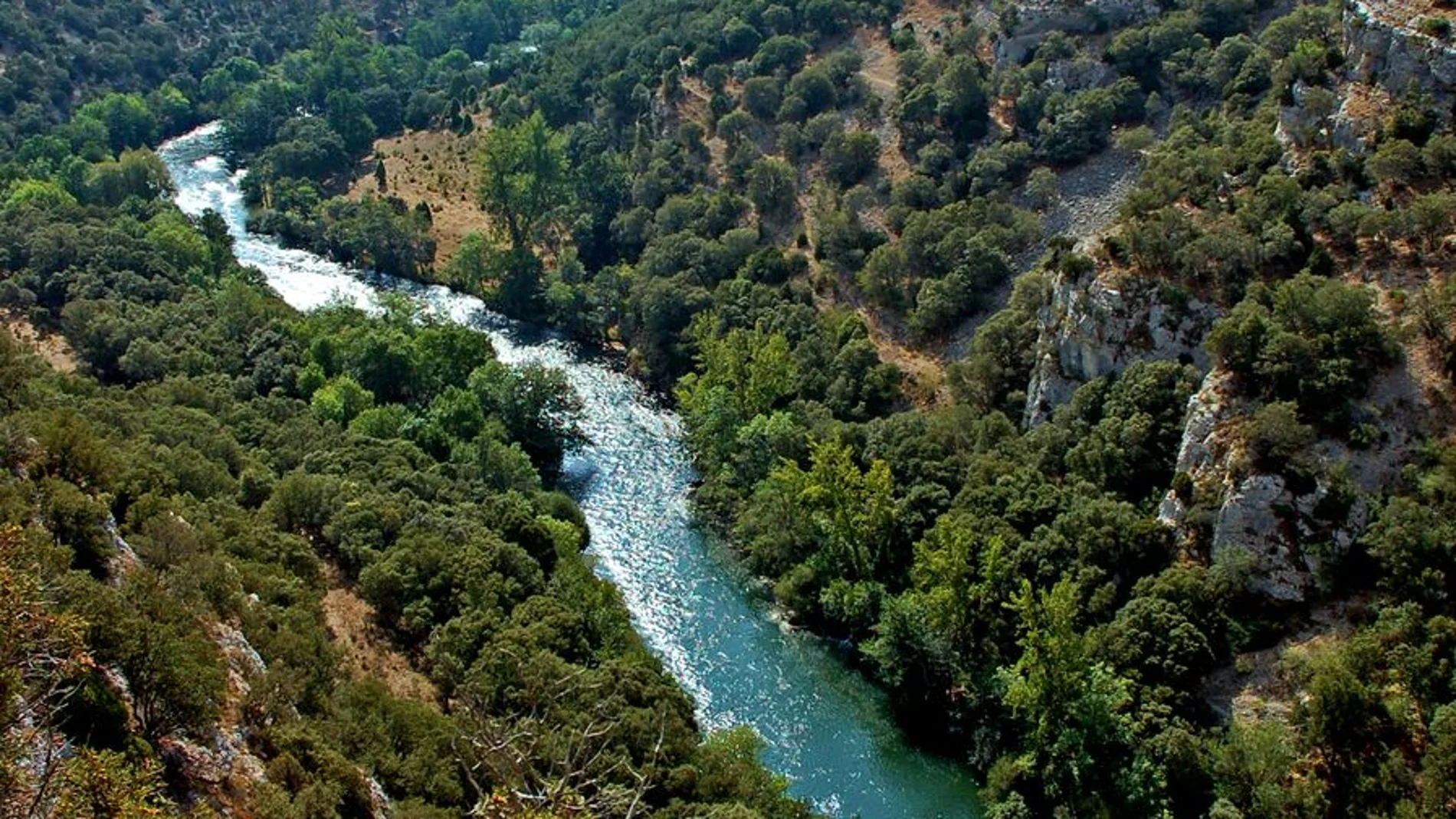 Parque Natural Hoces del Alto Ebro y Rudrón con sus impresionantes cañones y desfiladeros esculpidos por los ríos Ebro y Rudrón.