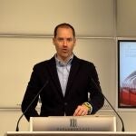 El portavoz del PP en el Parlament, Juan Fernández, en rueda de prensa este martes