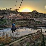 Imponente vista de la tirolina en el Puente de San Martín al atardecer