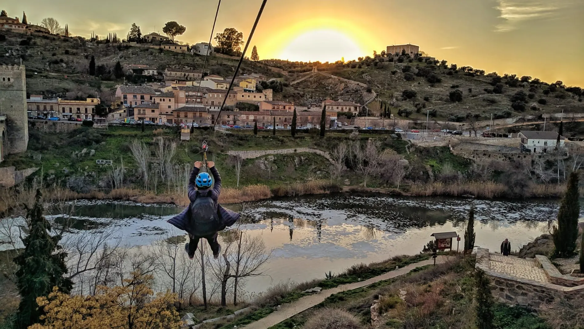 Imponente vista de la tirolina en el Puente de San Martín al atardecer
