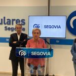 La presidenta del PP de Segovia y senadora, Paloma Sanz, y los senadores , Juan José Sanz Vitorio y Mª Ángeles García, valoran la propuesta