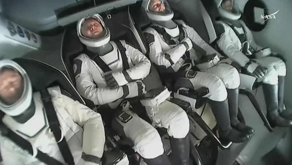 Los astronautas Suni Williams, Butch Wilmore, Nick Hague y Alexander Gorbunov. instantes antes de amerizar.