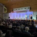 La concejala de Igualdad de Linares, Carmen Muñoz, interviene en la gala donde se representaba la obra.