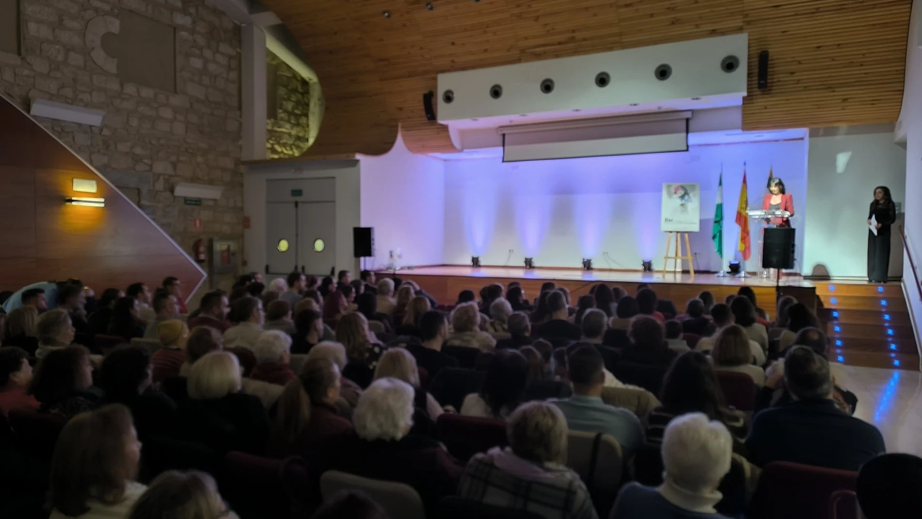 La concejala de Igualdad de Linares, Carmen Muñoz, interviene en la gala donde se representaba la obra.