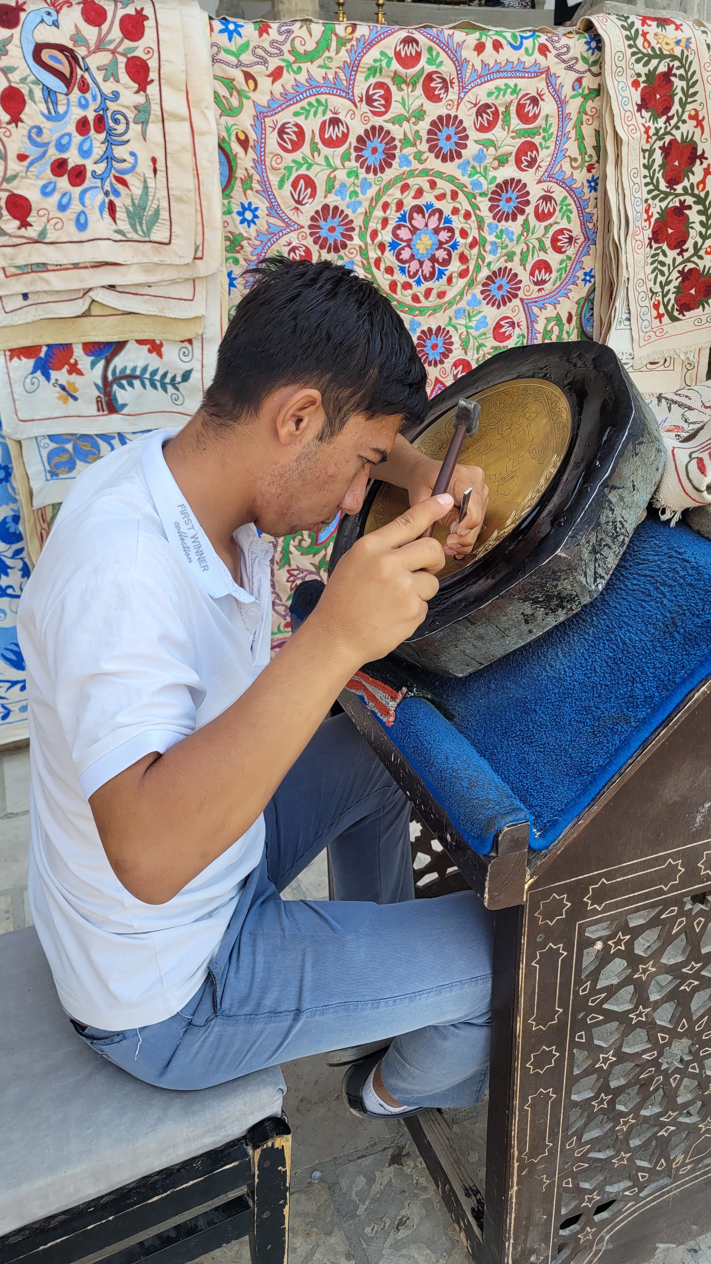 Un joven trabajando el metal