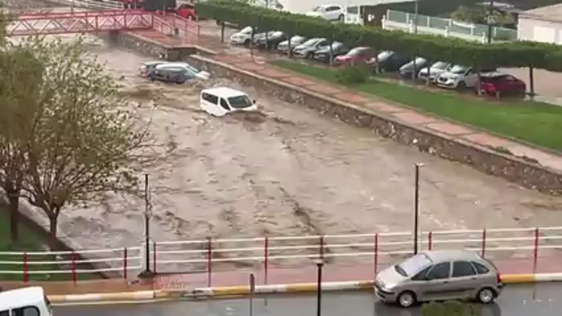 Una tromba de agua azota y pone en alerta a Águilas (Murcia)