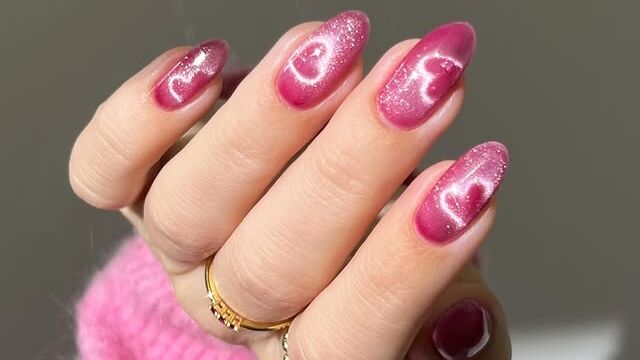 Manicura con diseño 'Heart velvet nails'.