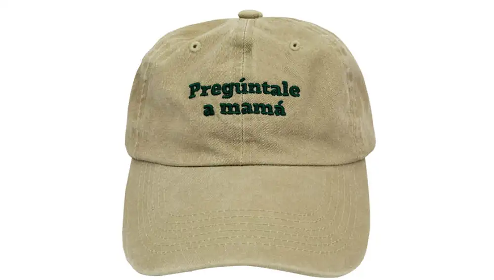 Gorra con visera.